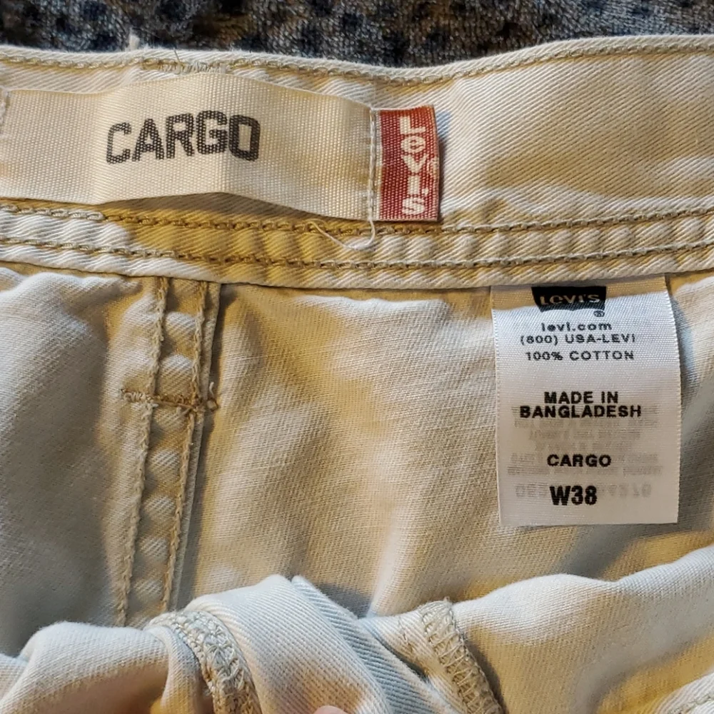 Levi's Men’s Cream Cargo Shorts - Classic Pocket Detail